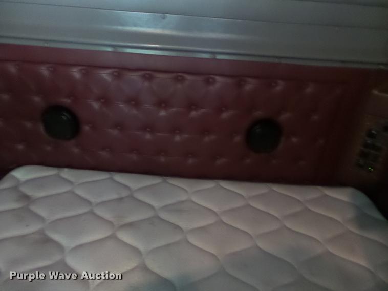 image for item DD2486 2002 International Eagle 9900i semi truck