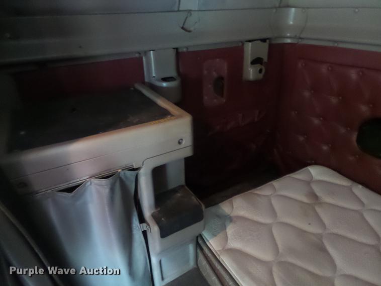 image for item DD2486 2002 International Eagle 9900i semi truck