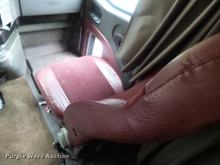 image for item DD2486 2002 International Eagle 9900i semi truck