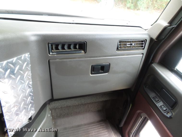 image for item DD2486 2002 International Eagle 9900i semi truck