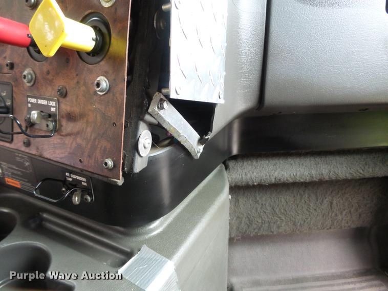 image for item DD2486 2002 International Eagle 9900i semi truck