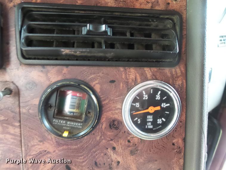 image for item DD2486 2002 International Eagle 9900i semi truck