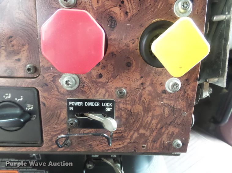 image for item DD2486 2002 International Eagle 9900i semi truck