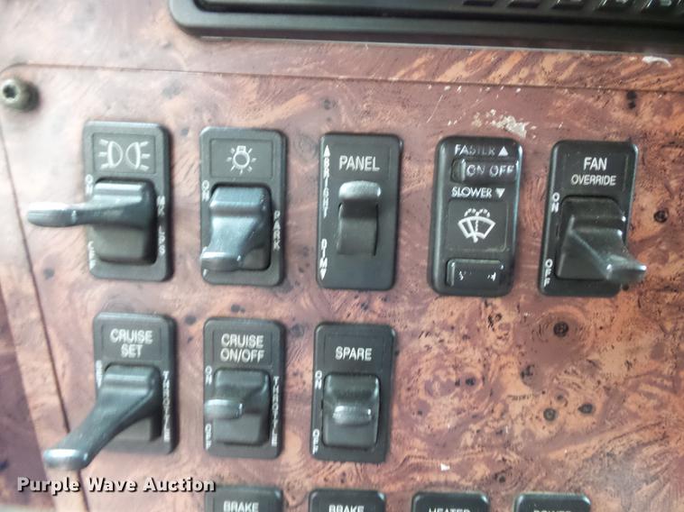 image for item DD2486 2002 International Eagle 9900i semi truck