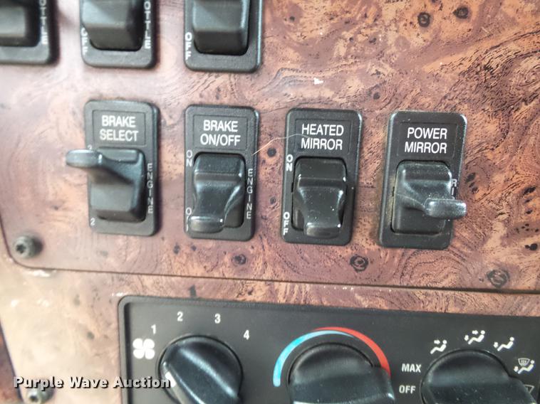 image for item DD2486 2002 International Eagle 9900i semi truck