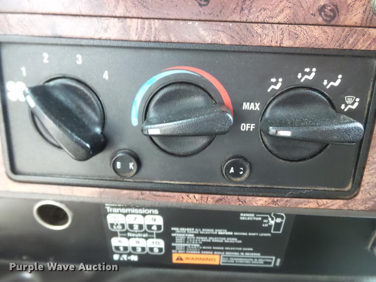 image for item DD2486 2002 International Eagle 9900i semi truck