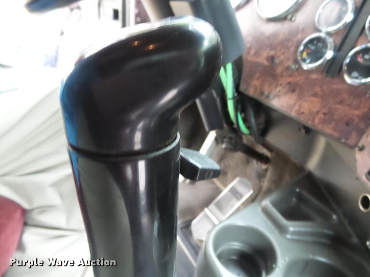 image for item DD2486 2002 International Eagle 9900i semi truck