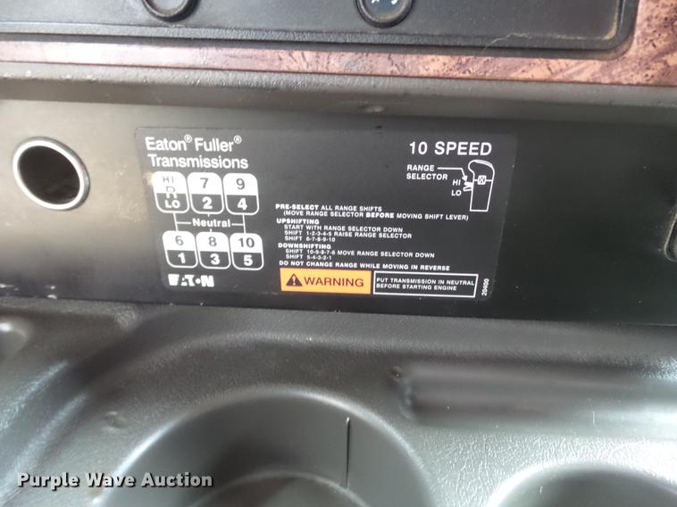 image for item DD2486 2002 International Eagle 9900i semi truck