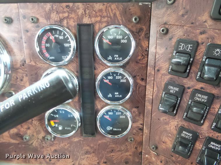 image for item DD2486 2002 International Eagle 9900i semi truck