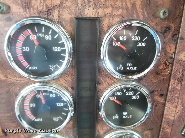 image for item DD2486 2002 International Eagle 9900i semi truck