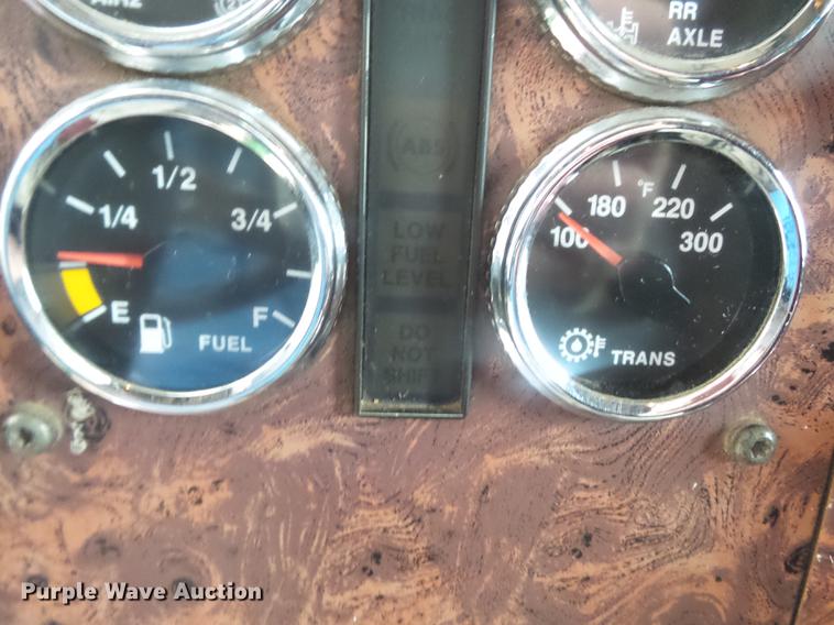 image for item DD2486 2002 International Eagle 9900i semi truck