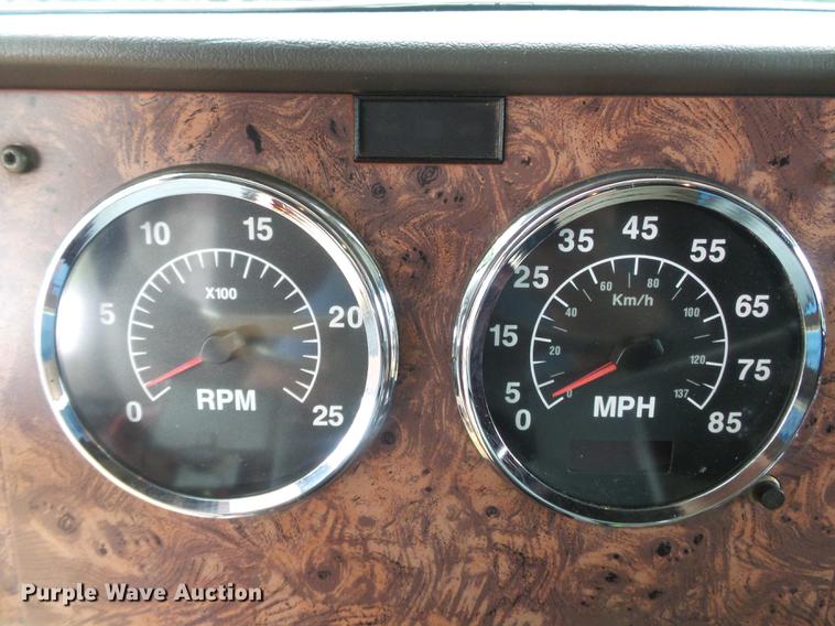 image for item DD2486 2002 International Eagle 9900i semi truck