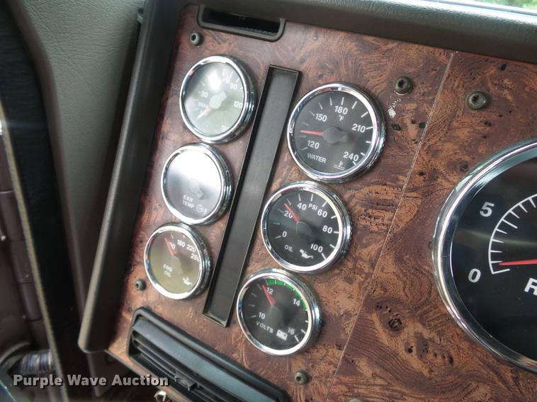 image for item DD2486 2002 International Eagle 9900i semi truck