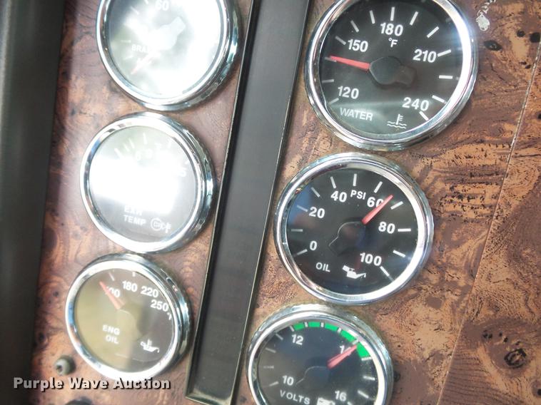 image for item DD2486 2002 International Eagle 9900i semi truck