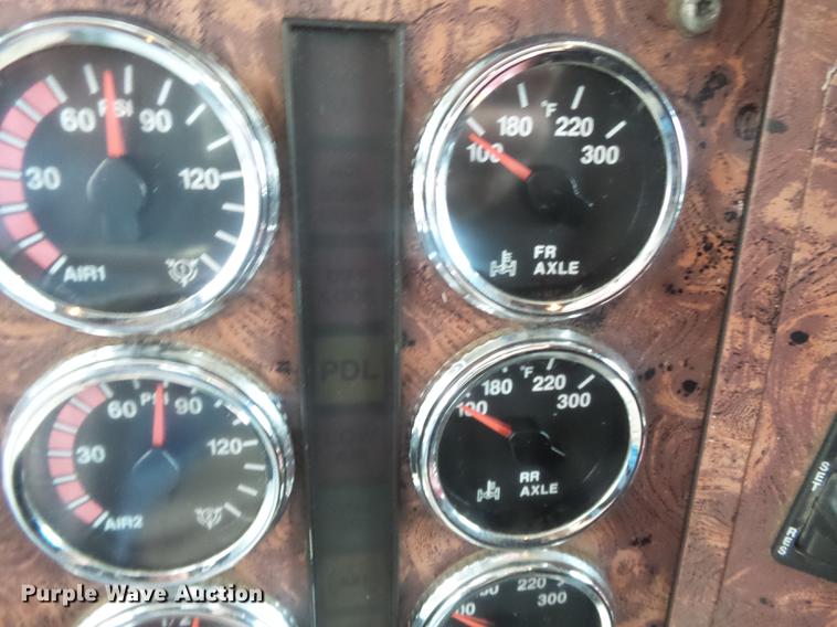 image for item DD2486 2002 International Eagle 9900i semi truck