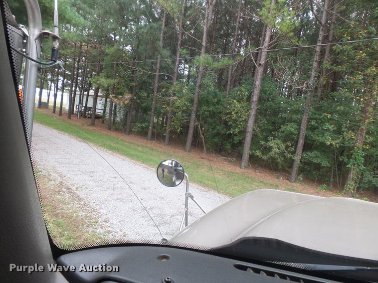 image for item DD2486 2002 International Eagle 9900i semi truck