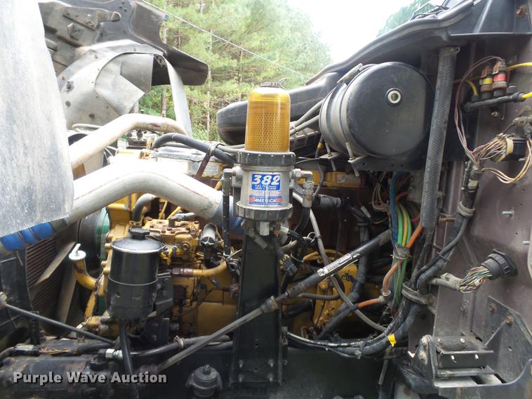 image for item DD2486 2002 International Eagle 9900i semi truck