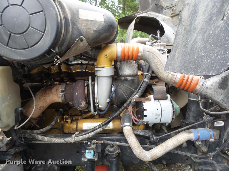 image for item DD2486 2002 International Eagle 9900i semi truck