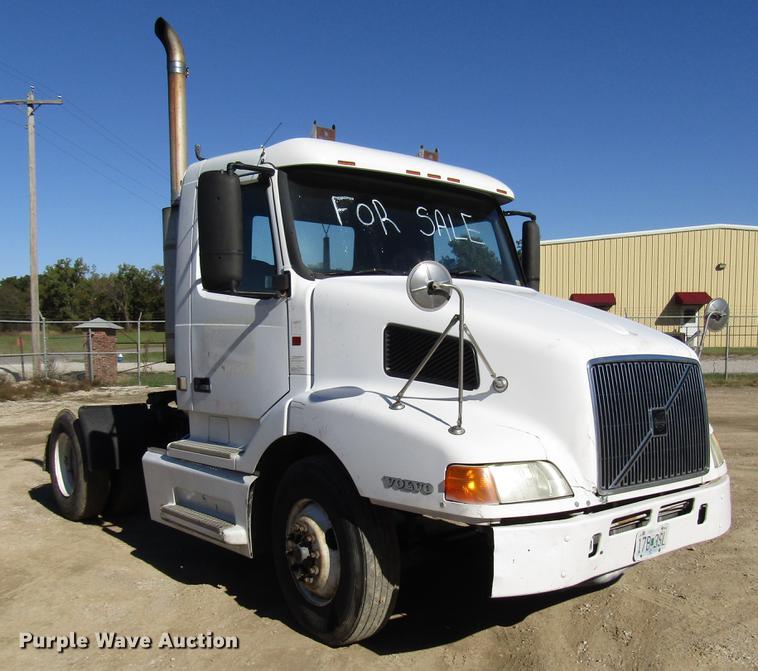 image for item DD3744 1999 Volvo VNL semi truck