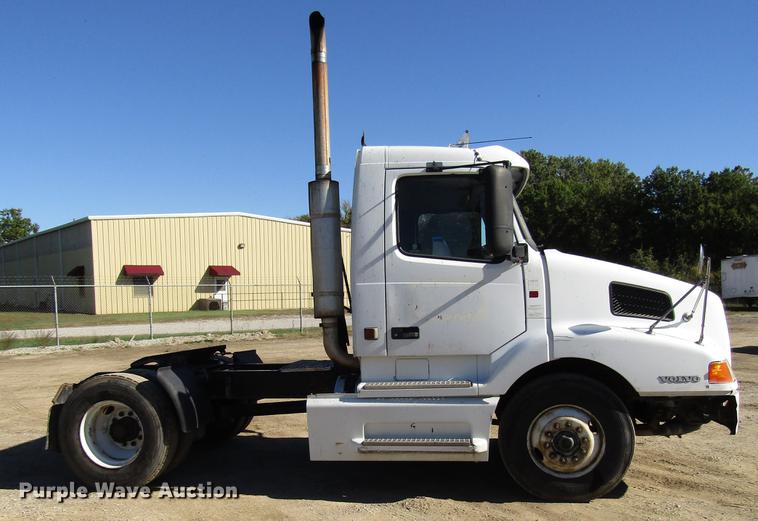 image for item DD3744 1999 Volvo VNL semi truck