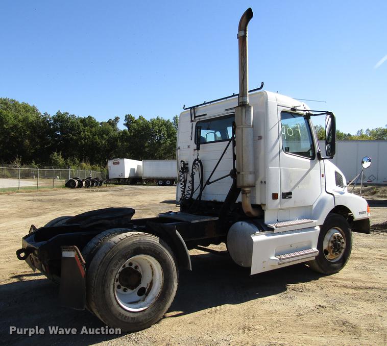 image for item DD3744 1999 Volvo VNL semi truck