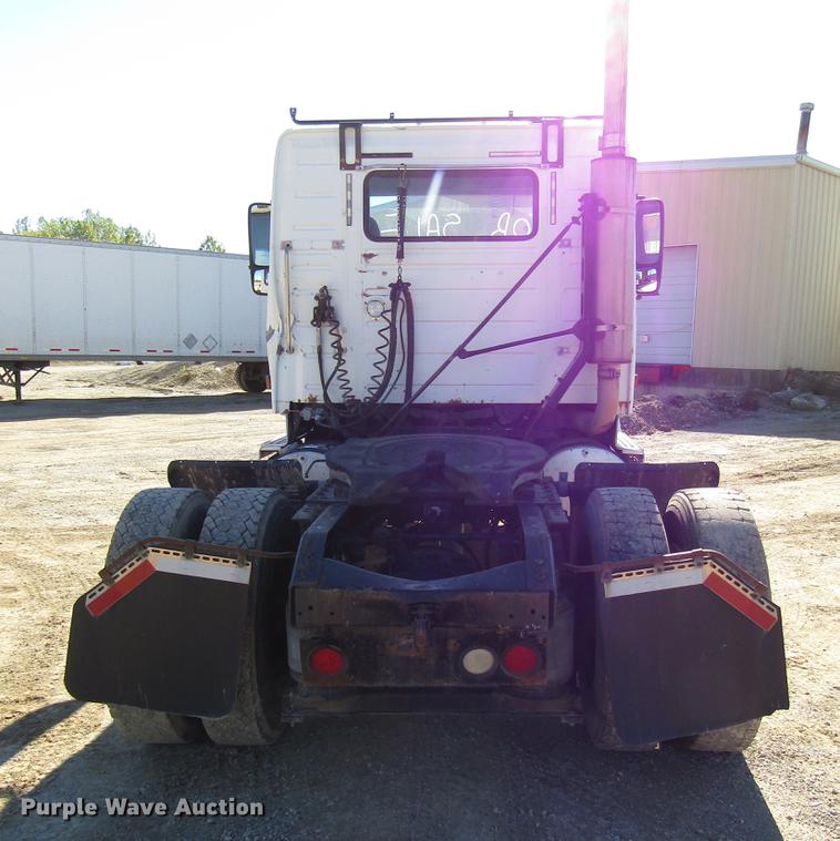 image for item DD3744 1999 Volvo VNL semi truck