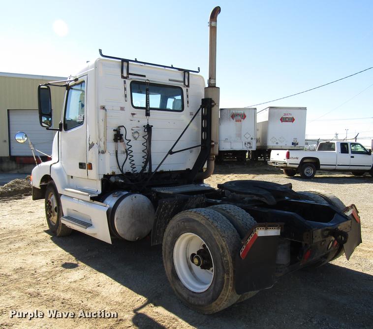image for item DD3744 1999 Volvo VNL semi truck