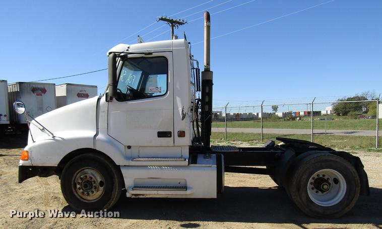 image for item DD3744 1999 Volvo VNL semi truck