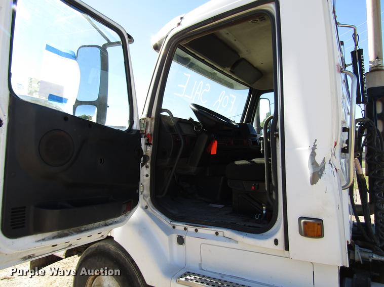 image for item DD3744 1999 Volvo VNL semi truck