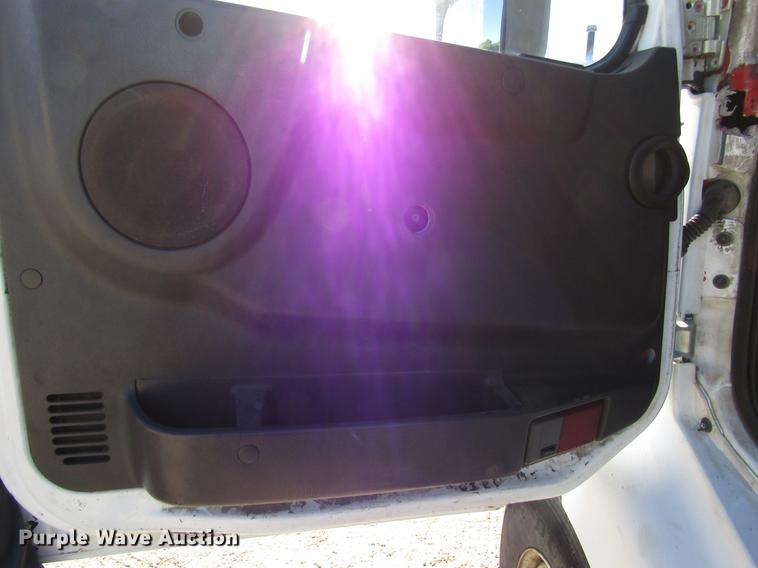 image for item DD3744 1999 Volvo VNL semi truck