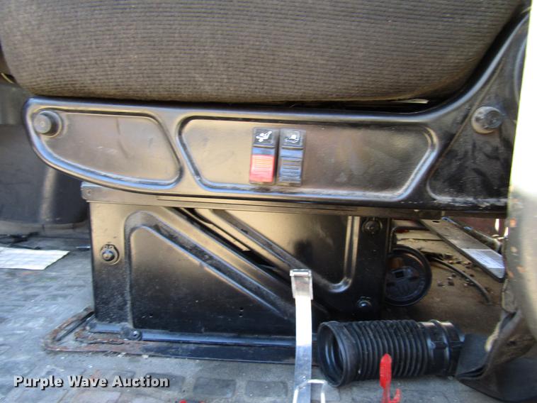 image for item DD3744 1999 Volvo VNL semi truck