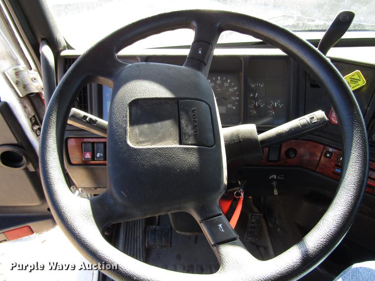 image for item DD3744 1999 Volvo VNL semi truck