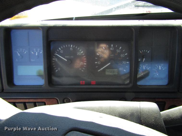 image for item DD3744 1999 Volvo VNL semi truck