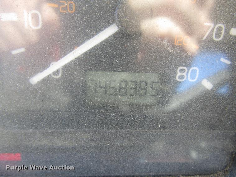 image for item DD3744 1999 Volvo VNL semi truck