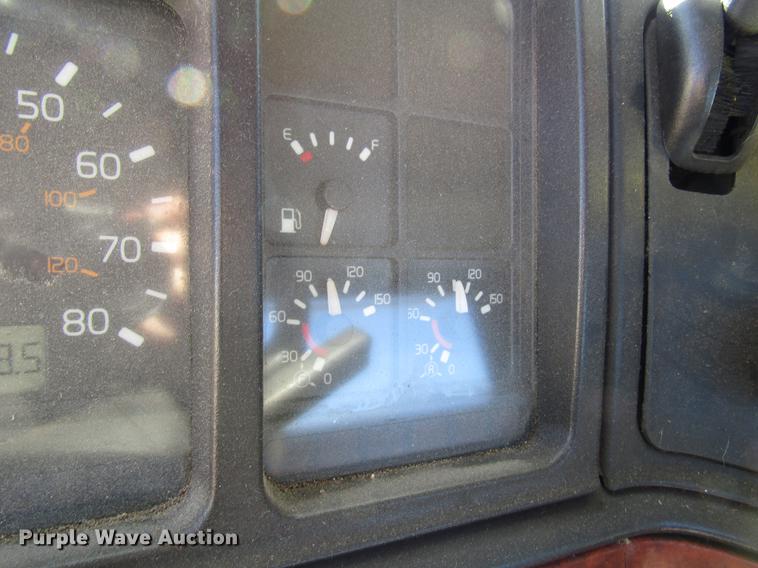 image for item DD3744 1999 Volvo VNL semi truck