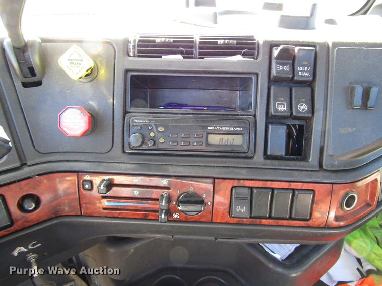 image for item DD3744 1999 Volvo VNL semi truck