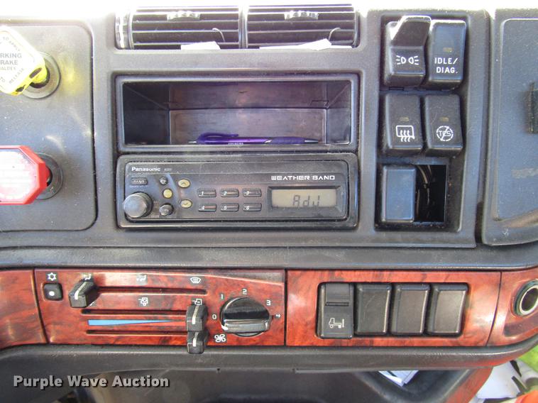 image for item DD3744 1999 Volvo VNL semi truck