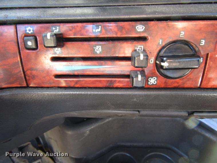 image for item DD3744 1999 Volvo VNL semi truck