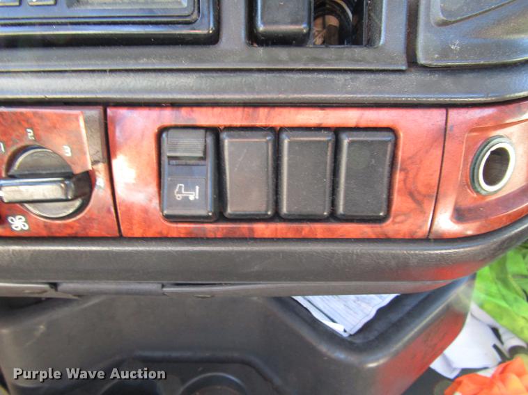 image for item DD3744 1999 Volvo VNL semi truck