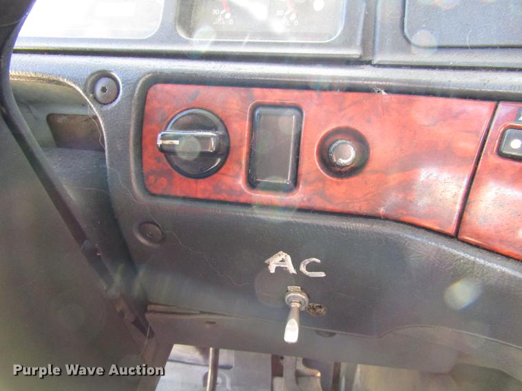 image for item DD3744 1999 Volvo VNL semi truck