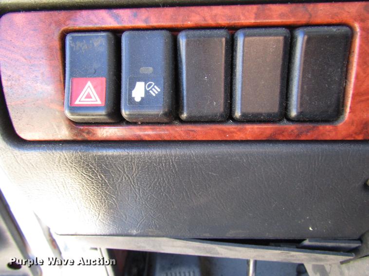 image for item DD3744 1999 Volvo VNL semi truck