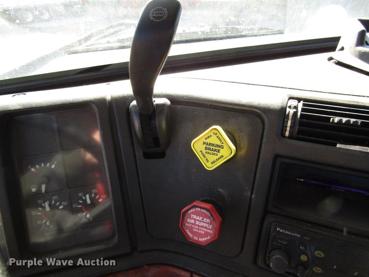 image for item DD3744 1999 Volvo VNL semi truck