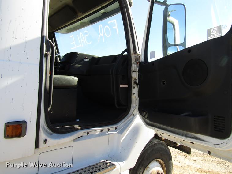 image for item DD3744 1999 Volvo VNL semi truck