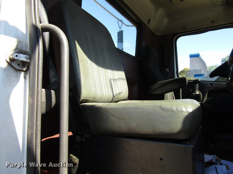 image for item DD3744 1999 Volvo VNL semi truck