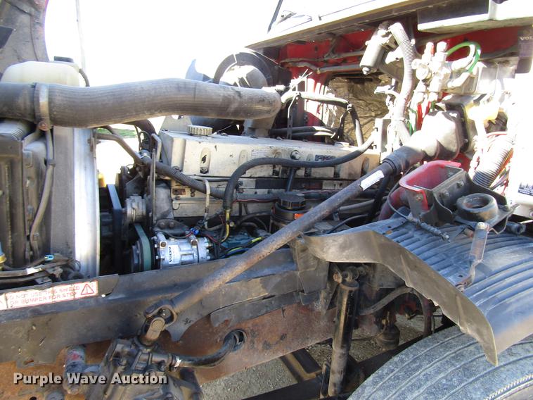 image for item DD3744 1999 Volvo VNL semi truck