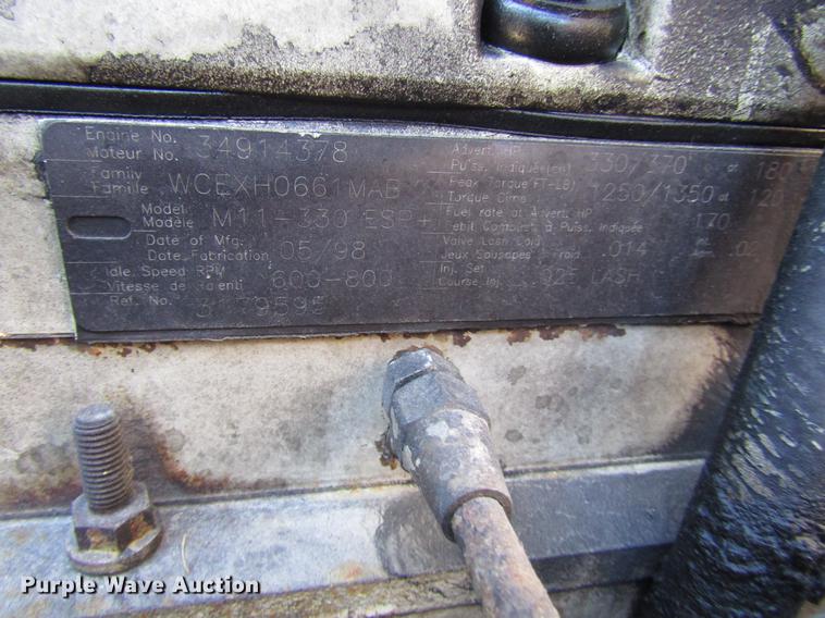 image for item DD3744 1999 Volvo VNL semi truck