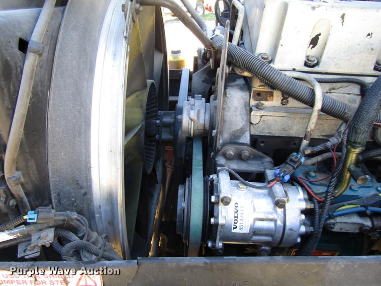 image for item DD3744 1999 Volvo VNL semi truck