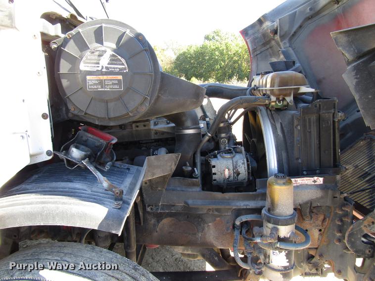 image for item DD3744 1999 Volvo VNL semi truck