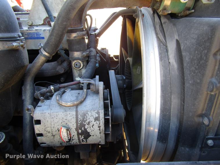 image for item DD3744 1999 Volvo VNL semi truck