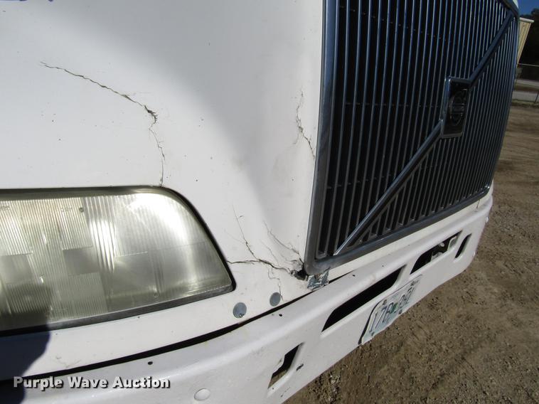 image for item DD3744 1999 Volvo VNL semi truck